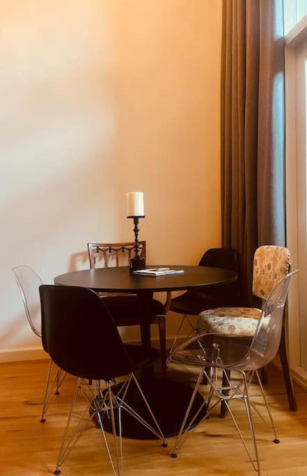 Apartment Historisch Grachtenpand In Centrum